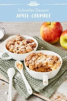 Apfel-Crumble nach Omas Rezept in einer Schale serviert