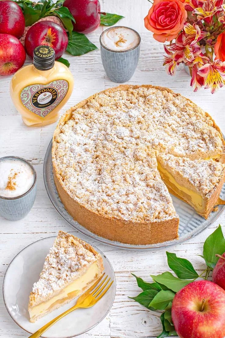 Apfel-Schmand-Eierlikörkuchen mit Zimtstreuseln auf einem Teller
