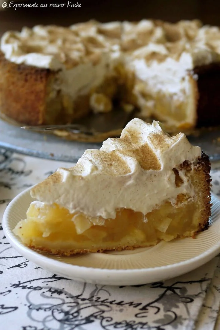 Apfel-Schmand-Torte: Ein saftiger Kuchen mit Äpfeln und Schmandfüllung.