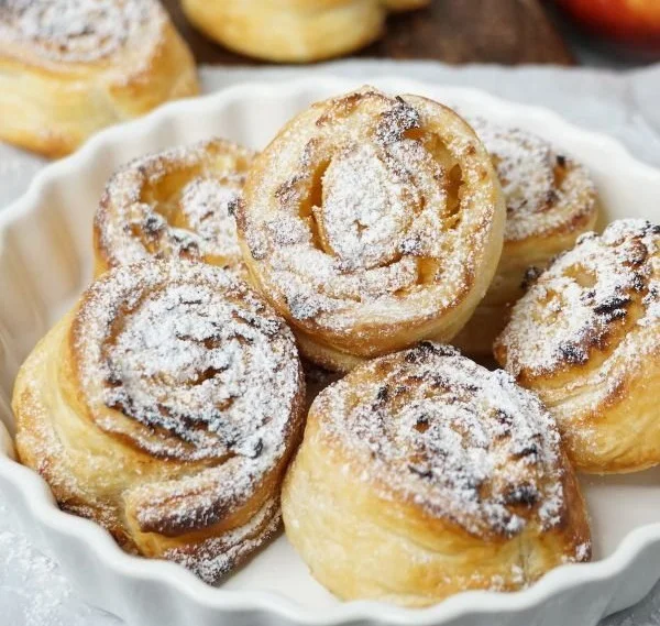 Frisch gebackene Apfel Zimt Blätterteigschnecken auf einem Blech