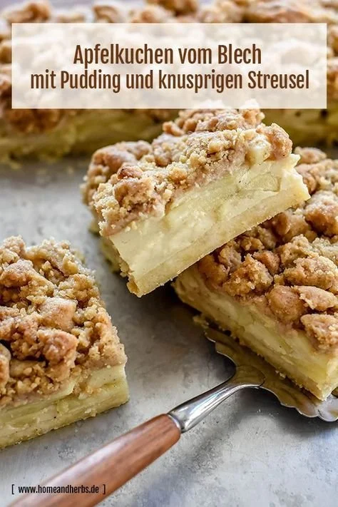 Apfelkuchen vom Blech mit Pudding und Streuseln auf einem Teller