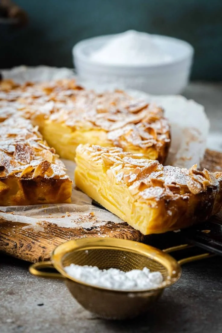 Ein köstlicher Apfelschichtkuchen auf einem rustikalen Tisch serviert