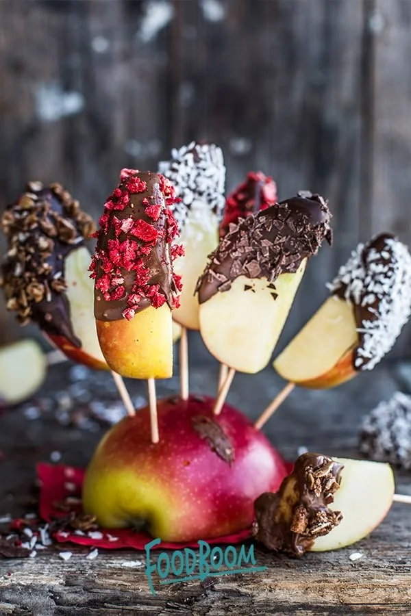 Apfelspalten mit Schokolade für ein leckeres und einfaches Dessert.