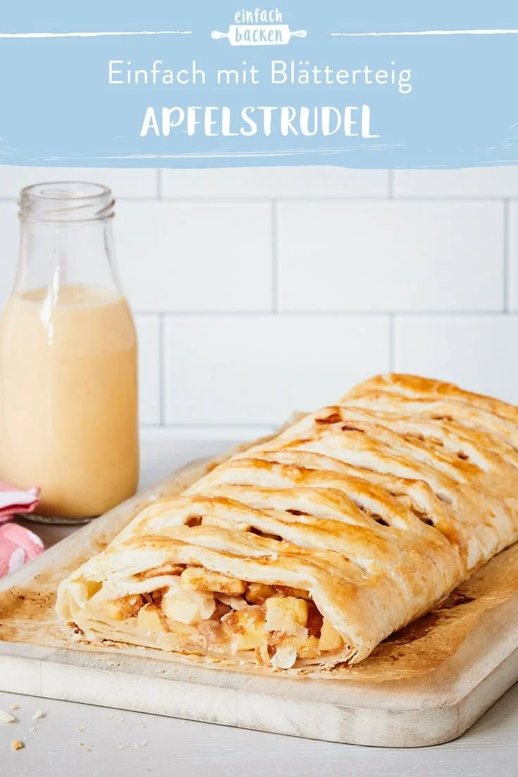 Apfelstrudel mit Blätterteig auf einem Teller, dekoriert mit Puderzucker.