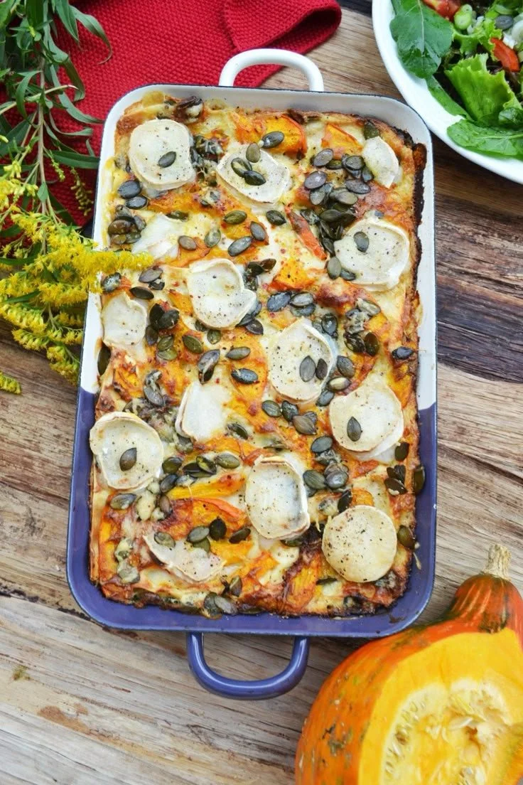 Aromatische Kürbislasagne mit Ziegenkäse frisch aus dem Ofen