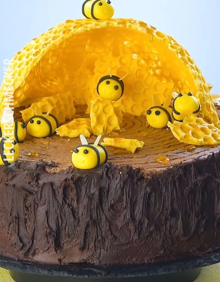 Bienenkuchen mit Honig und Nüssen, frisch gebacken und appetitlich angerichtet.