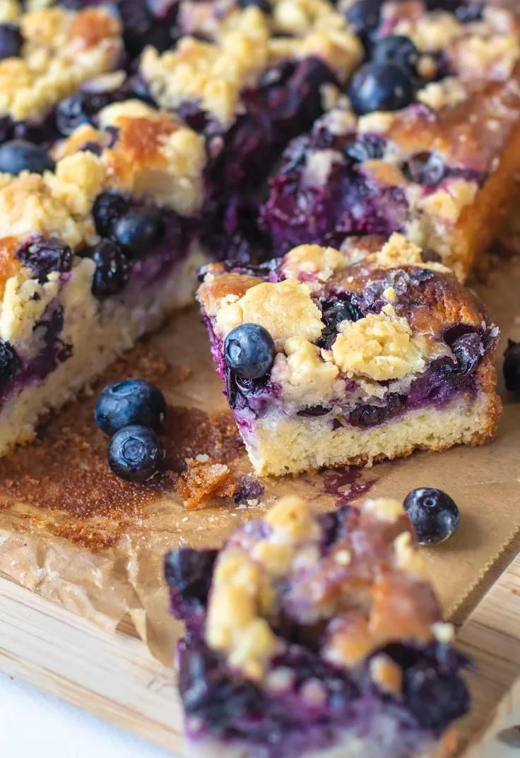 Blaubeer Joghurt Kuchen mit frischen Blaubeeren auf einem Teller