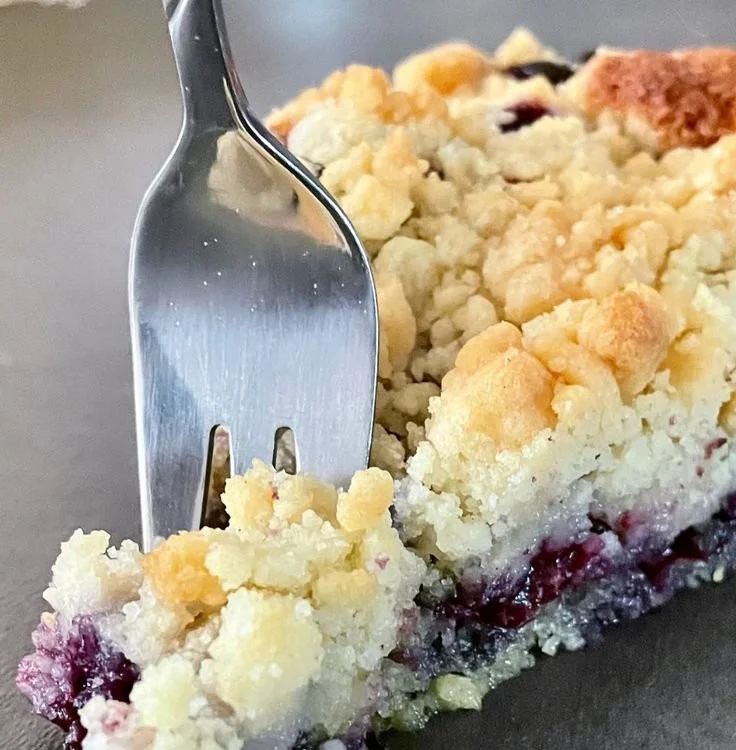 Blaubeer-Streuselkuchen mit köstlichem Streuselbelag auf einem Tisch