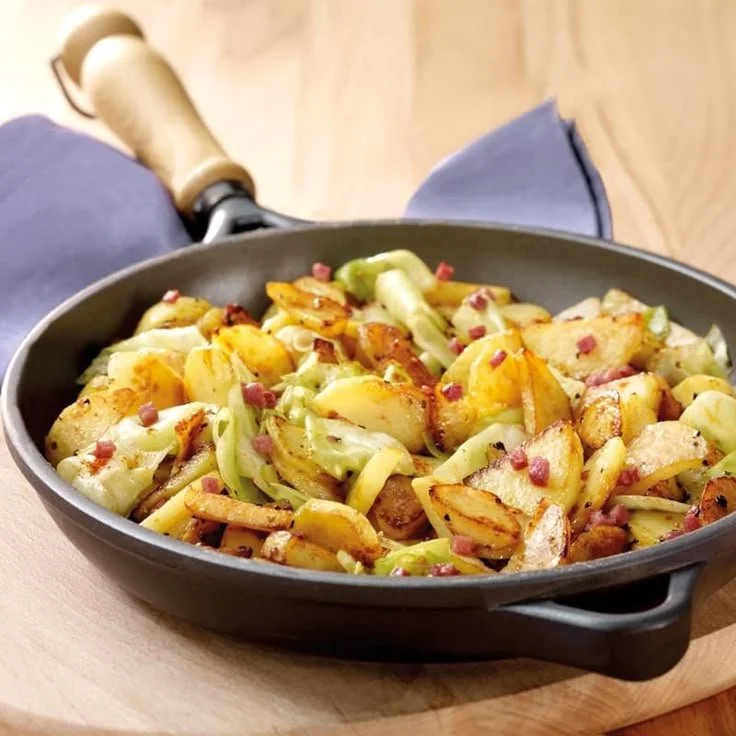 Bratkartoffelpfanne mit Spitzkohl und Putenfleisch als leckeres Rezept