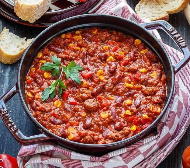 Eine Schüssel Chili con Carne mit Bohnen, Hackfleisch und Gewürzen.