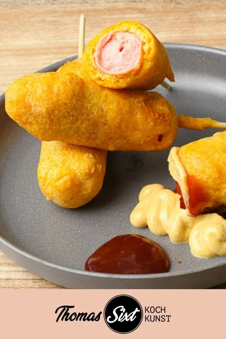 Köstliche Corn Dogs mit Würstchen in Maisteig, perfekt für Snacks und Partys.