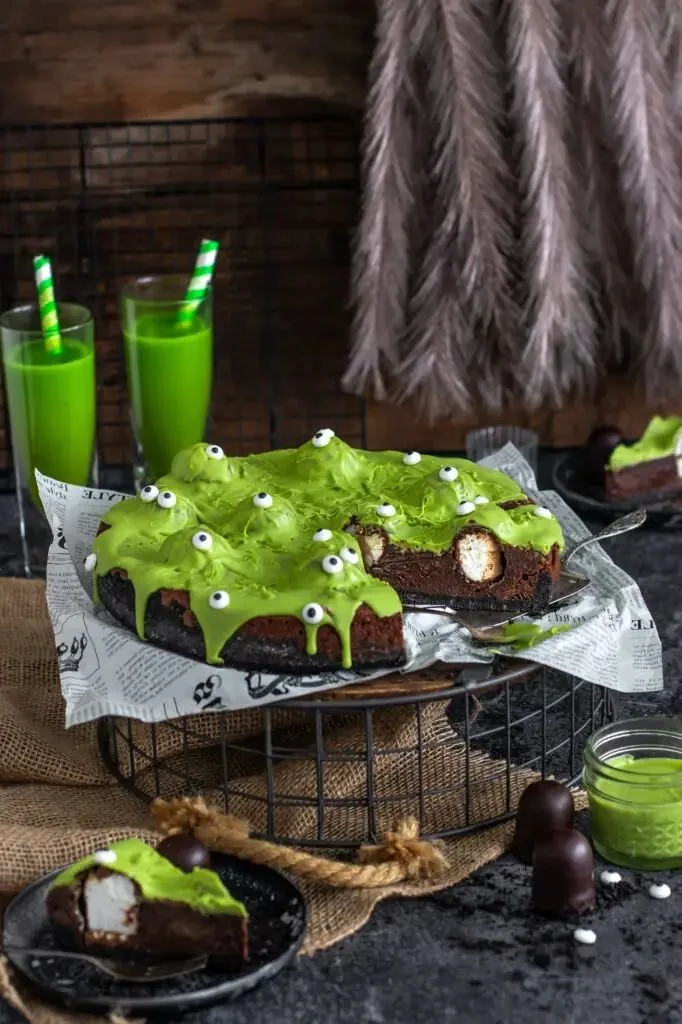 Cremige Halloween Schokoladentarte mit Slime Monstern auf einem Teller
