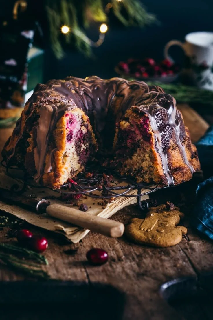 Ein köstlicher Weihnachts Marmorkuchen mit Kirschen in einer Gugelhupfform
