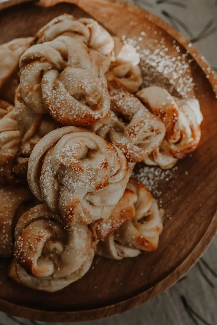 Leckere Apfel-Zimt-Schnecken ohne raffinierten Zucker auf einem Teller