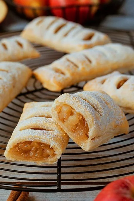 Köstliche und einfach zubereitete Apfeltaschen frisch aus dem Ofen