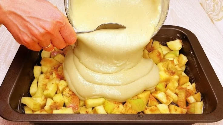 Leckerer, einfacher Apfelkuchen nach einem beliebten Rezept
