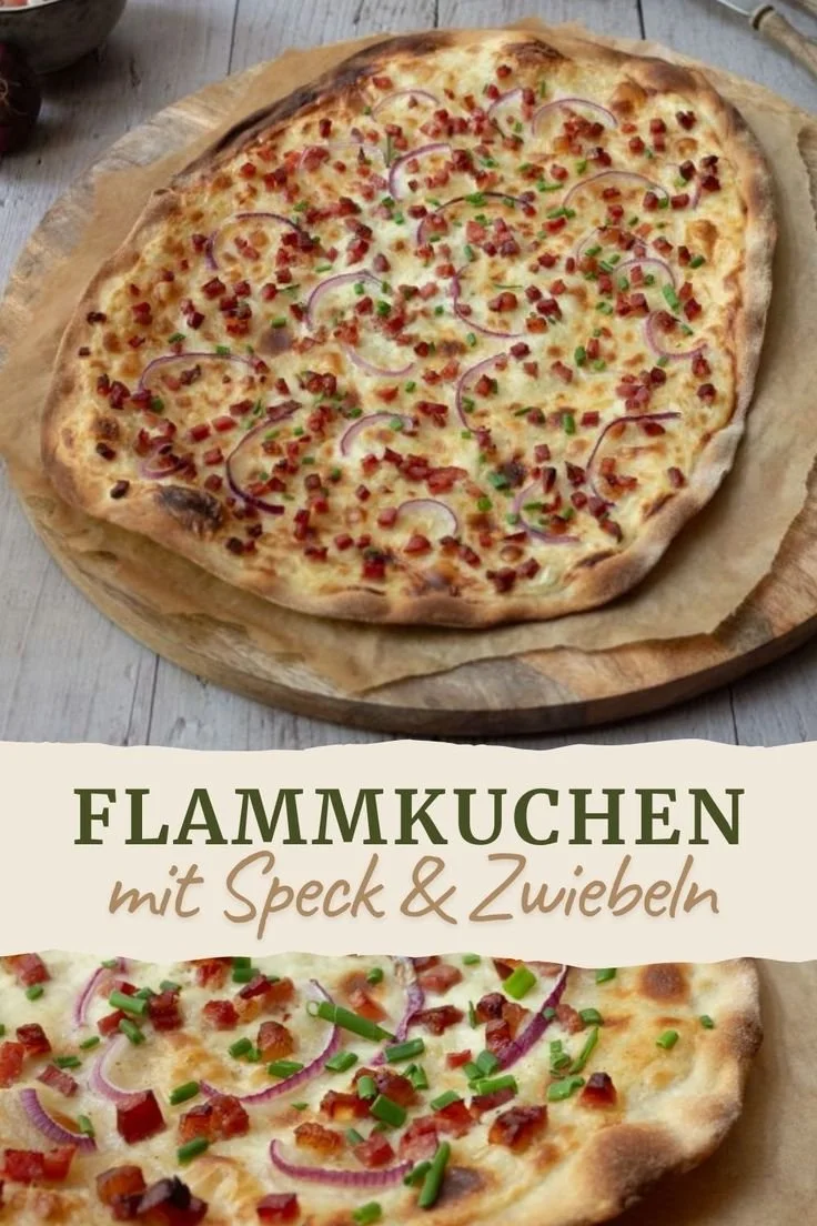 Elsässer Flammkuchen mit Speck und Zwiebeln auf einem Holzbrett