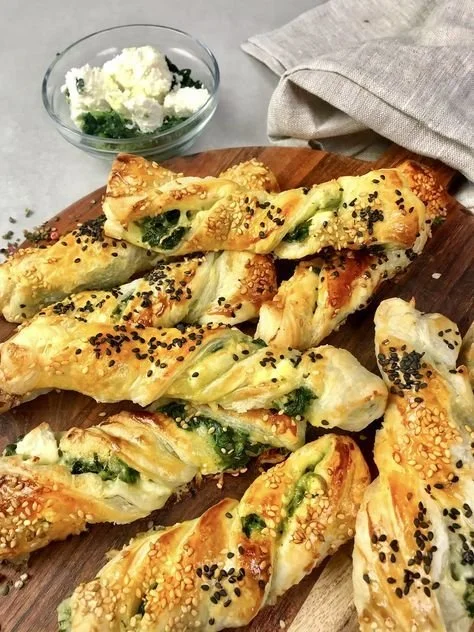 Feta Spinat Blätterteigstangen aus Blätterteig, gefüllt mit Spinat und Feta-Käse