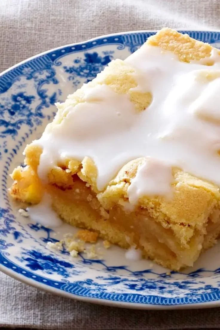 Gedeckter Apfel-Blechkuchen frisch aus dem Ofen serviert.