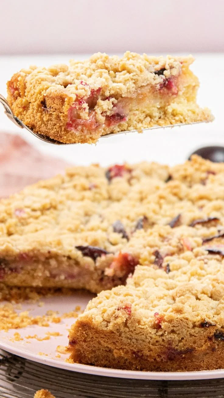 Gedeckter Apfelkuchen mit Streuseln, frisch aus dem Ofen