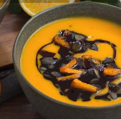 Schüssel mit gesunder Kürbissuppe aus Hokkaido-Kürbis
