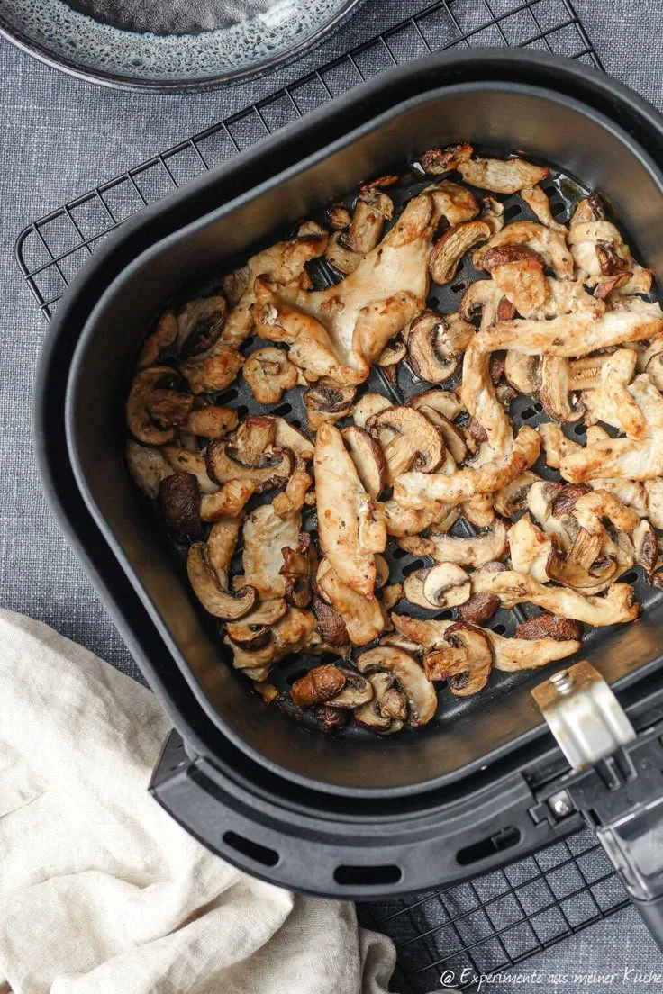 Hähnchen-Pilz-Pfanne aus der Heißluftfritteuse in einer Pfanne angerichtet