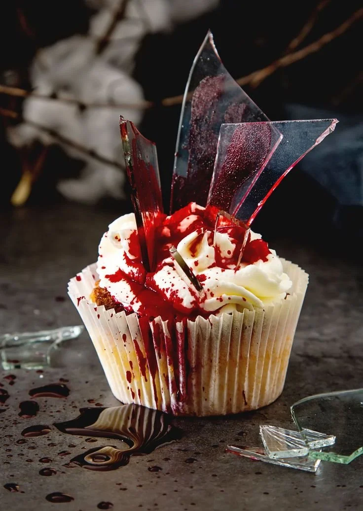 Bunte Halloween Cupcakes mit gruseligen Dekorationen für die Feier