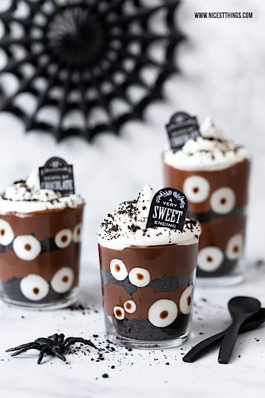 Gruseliges Halloween Dessert im Glas mit Augen und Friedhof Schichten