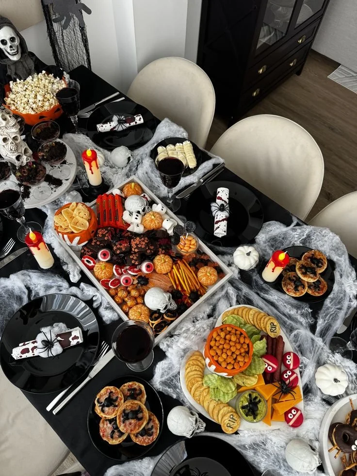 Gruselige Halloween Snackplatte mit verschiedenen Party Snacks