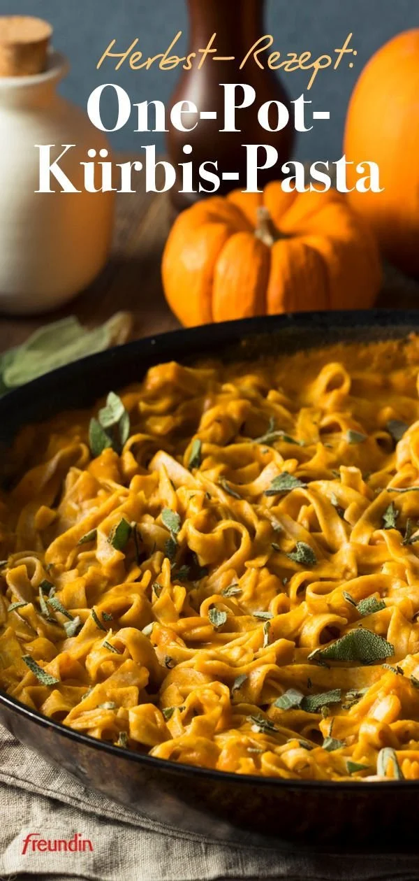 One-Pot-Kürbis-Pasta Rezept mit herbstlichen Zutaten auf einem Teller