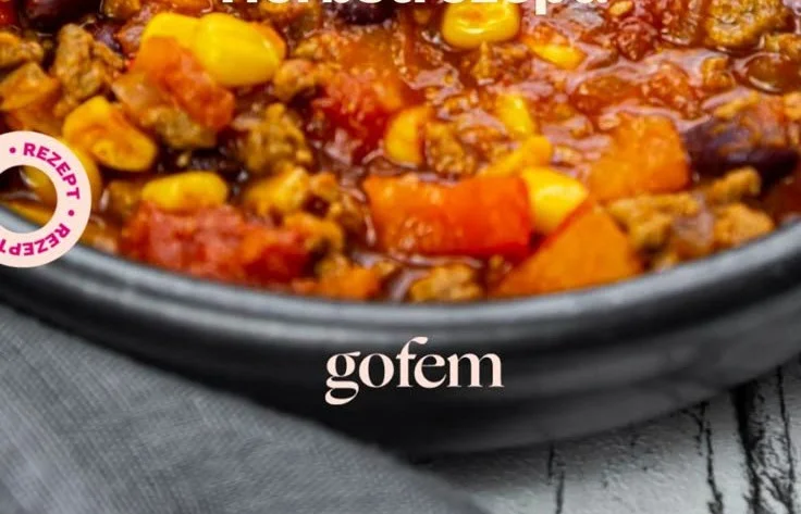 Köstliches herbstliches Chili mit frischen Zutaten und Gewürzen