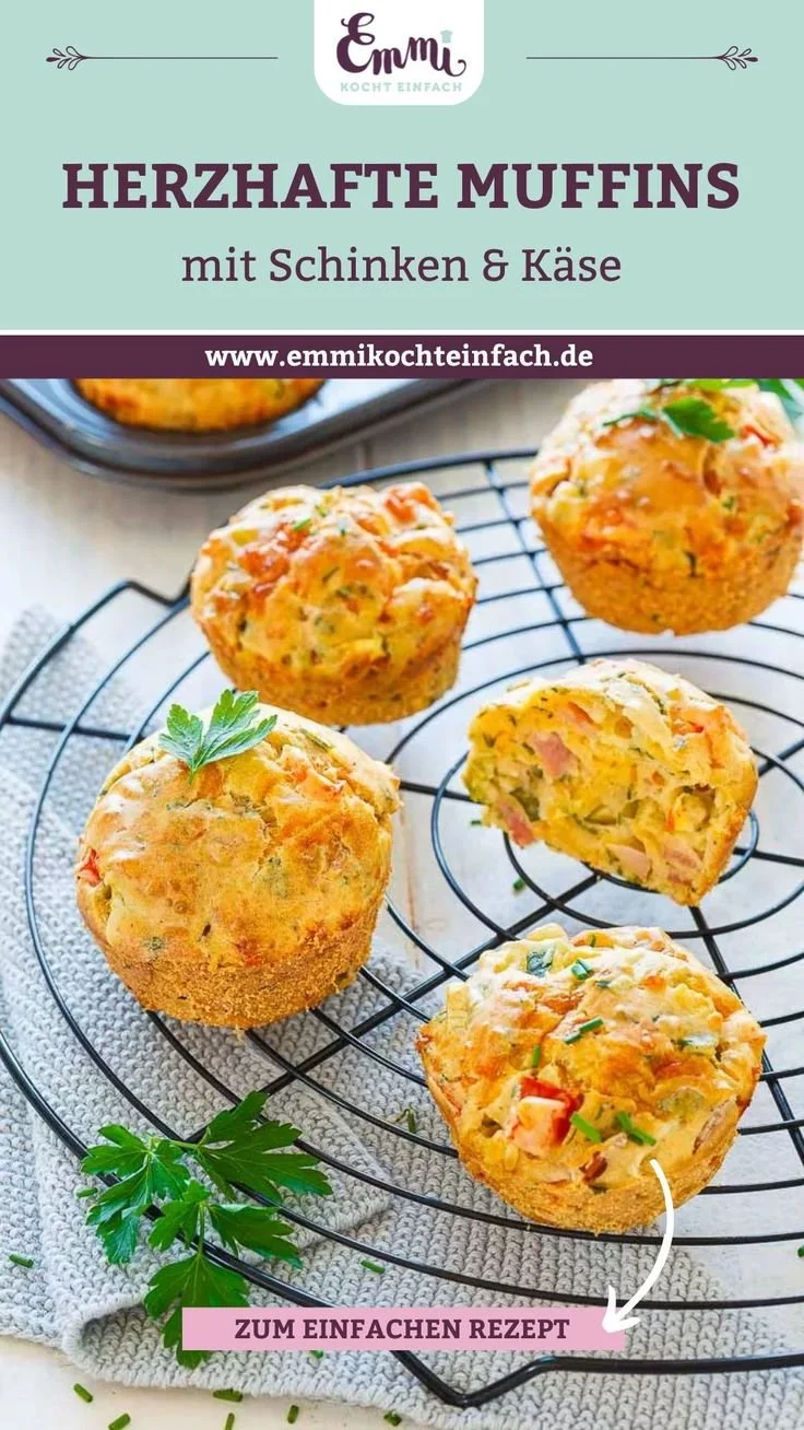 Herzhafte Muffins mit Schinken und Käse auf einem Tisch präsentiert