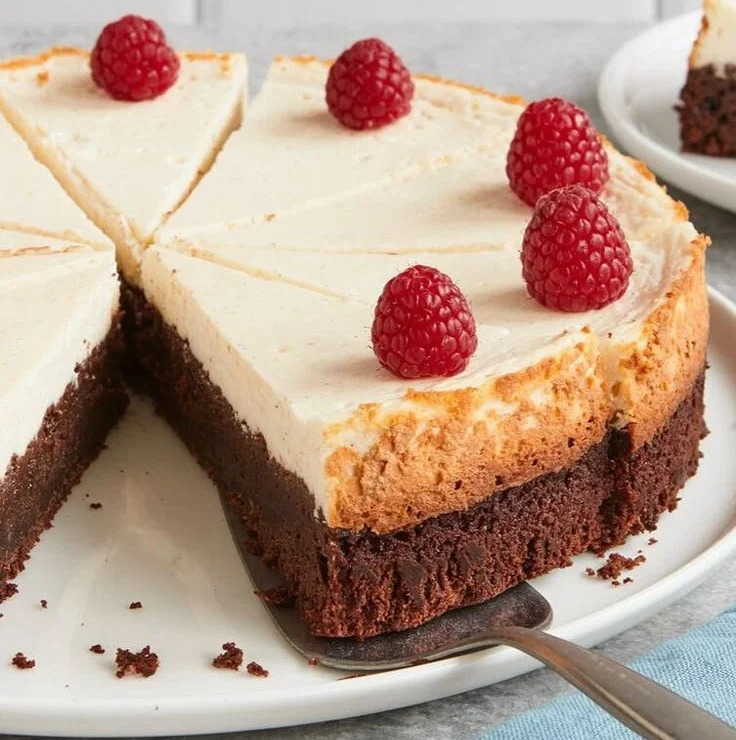 Himbeer-Schichtkäsekuchen-Brownies mit frischen Himbeeren und Käsekuchen-Füllung