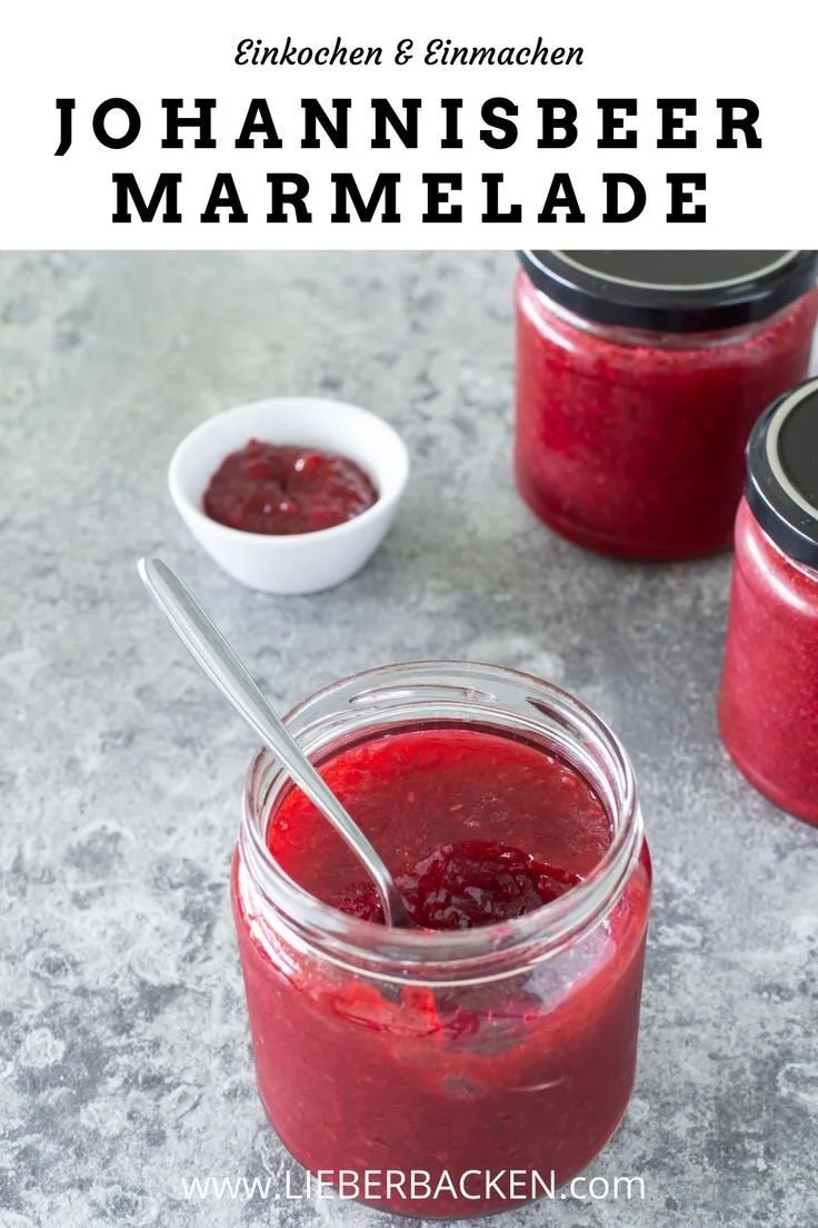 Ein Glas selbstgemachte Johannisbeer Marmelade auf einem Tisch.