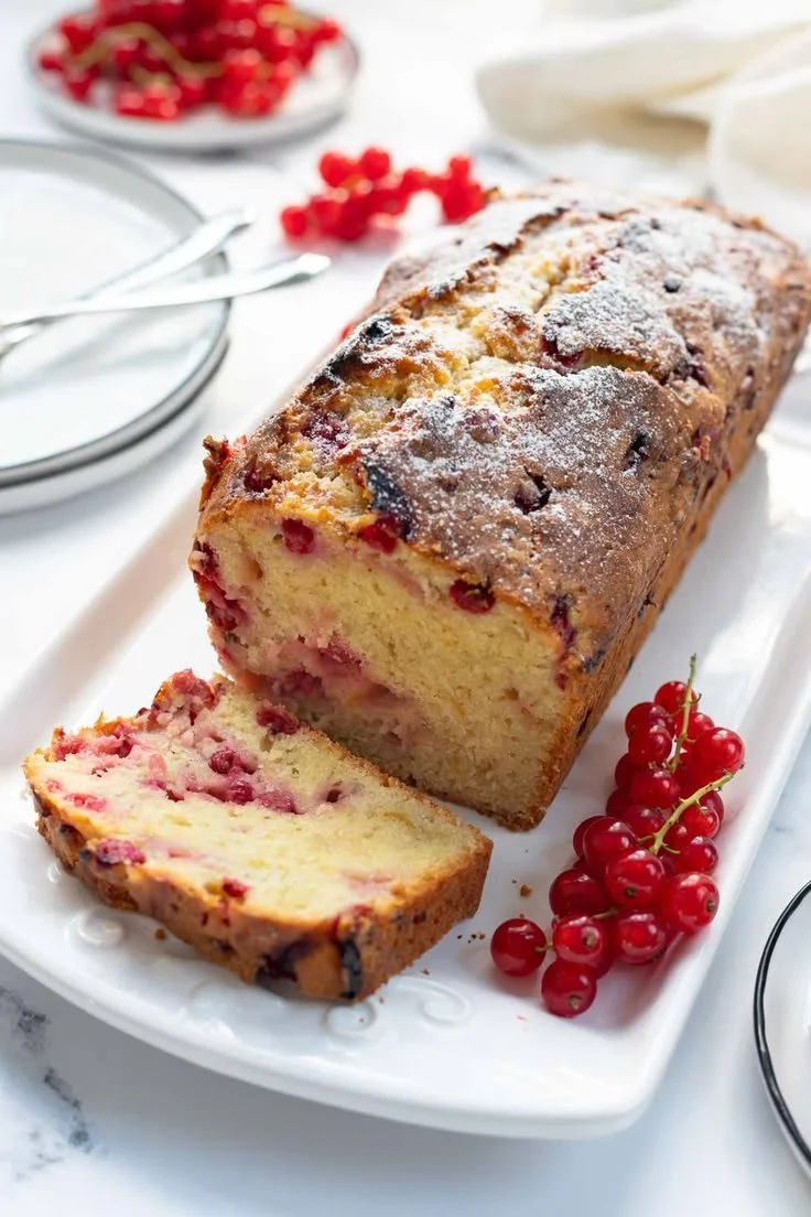 Johannisbeerkuchen mit Joghurt und Zitrone auf einem Teller serviert