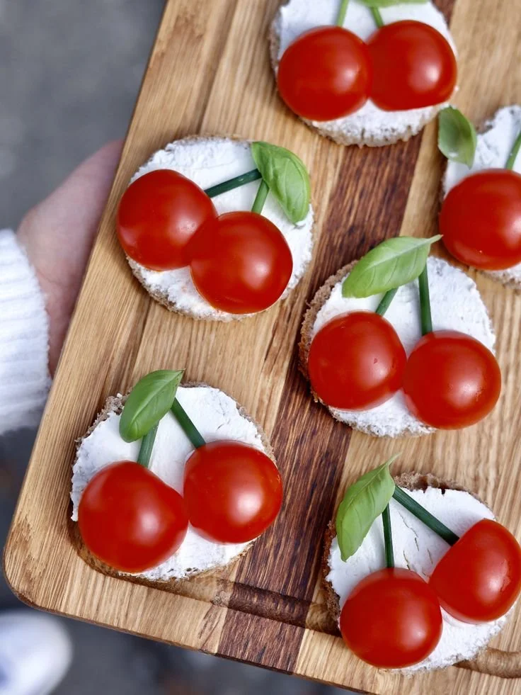 Leckere Kanapees mit Kirschtomaten als appetitliche Vorspeise