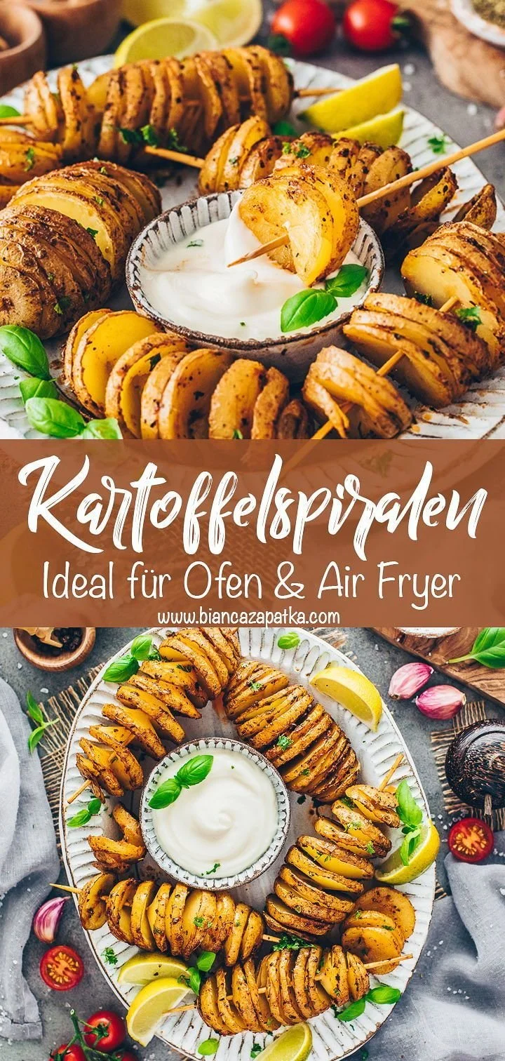 Köstliche Kartoffelspiralen, auch bekannt als Twister-Kartoffeln, serviert auf einem Holzspieß.