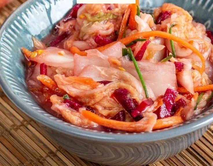 Schüssel mit traditionellem Kimchi aus fermentiertem Gemüse