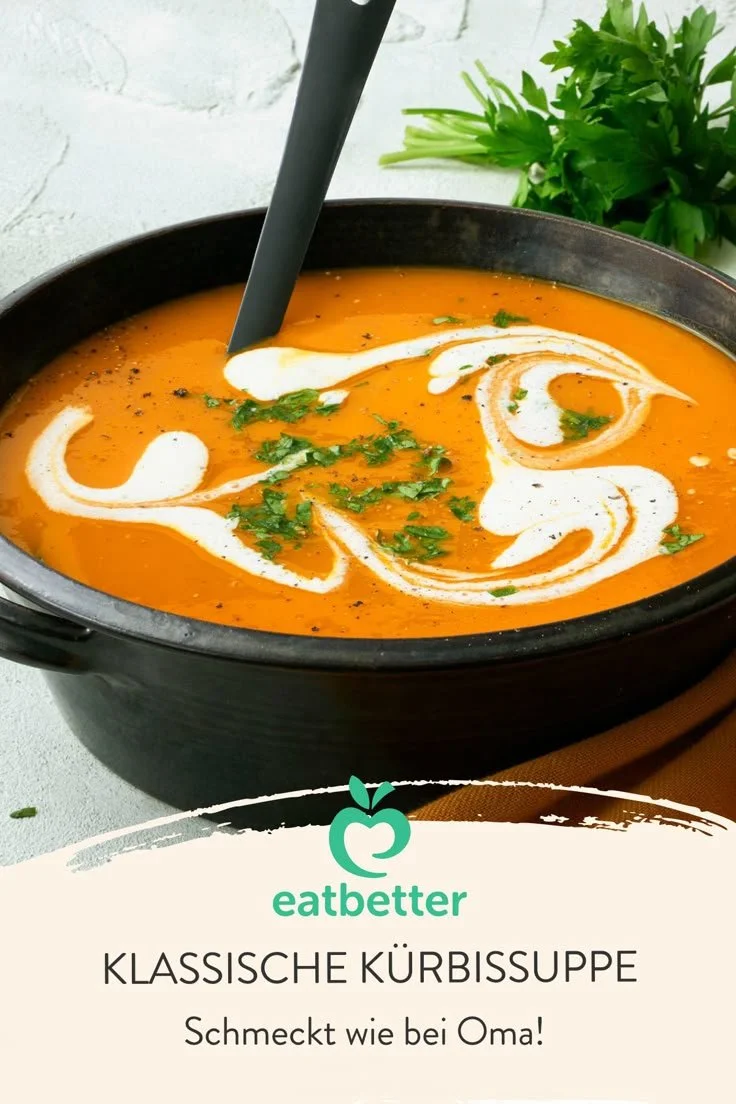 Schüssel mit klassischer Kürbissuppe, die von innen wärmt.