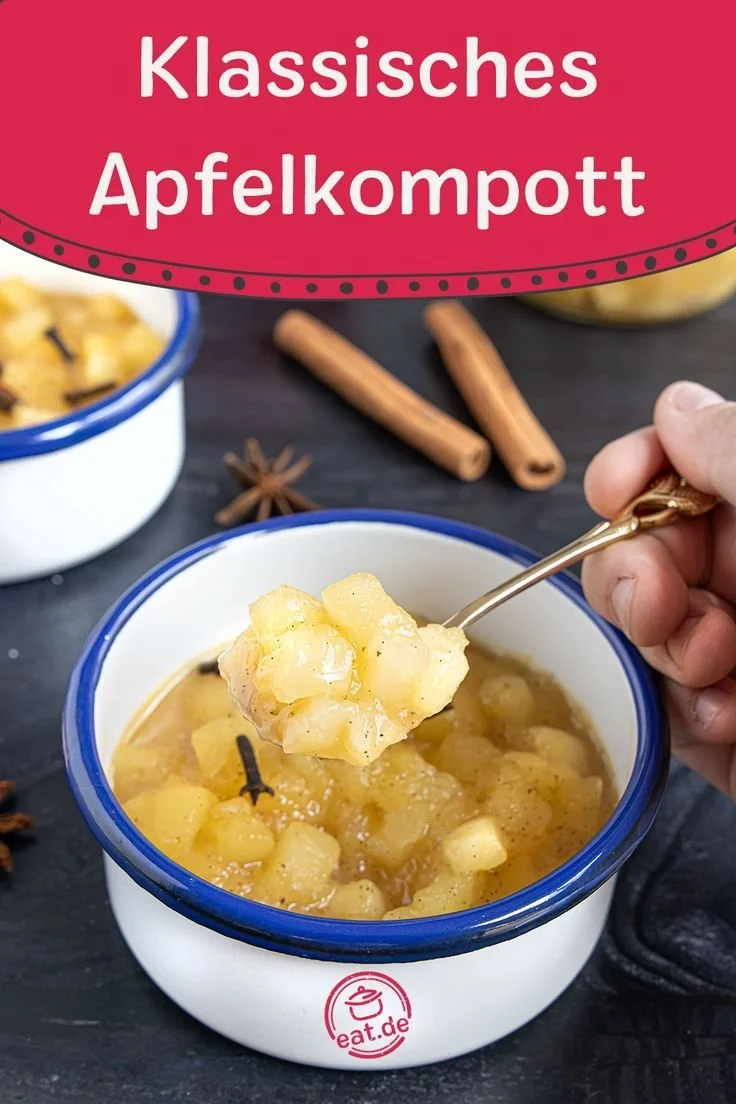 Selbstgemachtes klassisches Apfelkompott in einer Schüssel