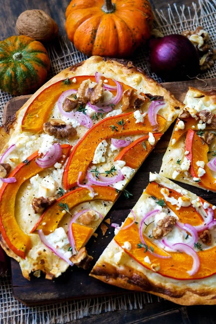 Kürbis-Flammkuchen mit Feta, perfekt für den Herbst