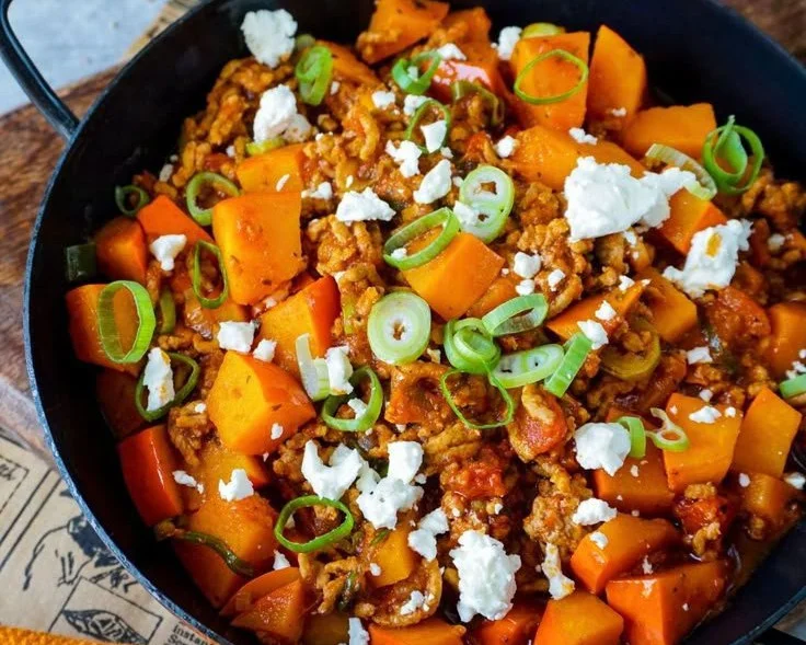 Kürbis-Hackfleisch-Pfanne mit Feta auf einem Teller serviert