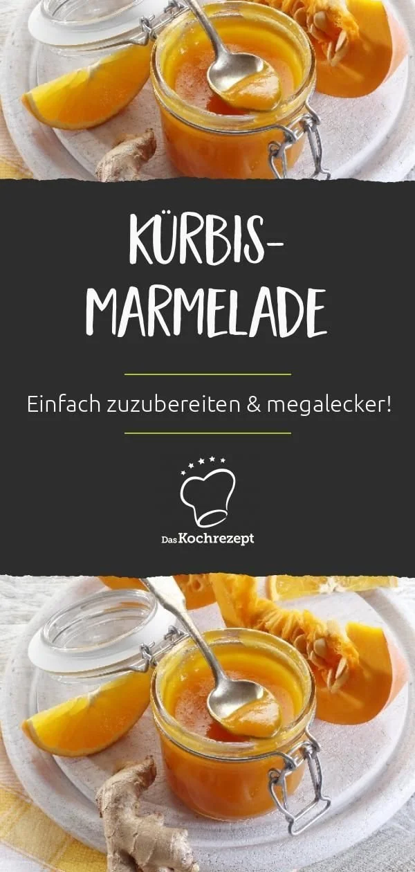 Ein Glas Kürbis-Marmelade auf einem Holzbrett mit Kürbissen im Hintergrund.