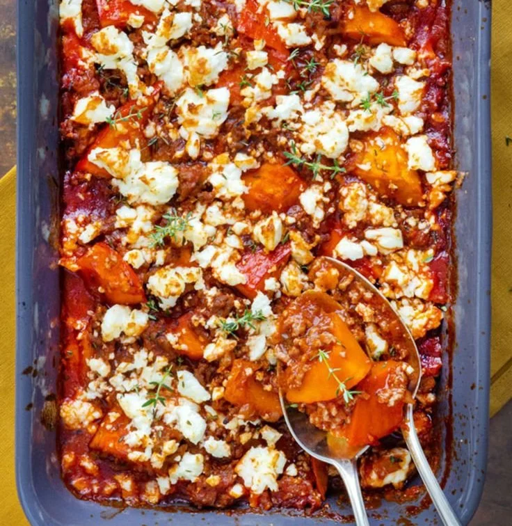 Kürbisauflauf mit Hackfleisch und Feta auf einem Teller serviert
