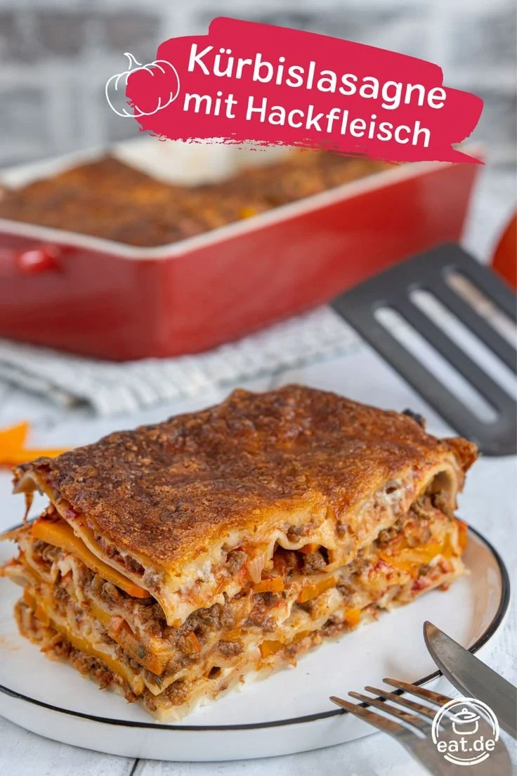 Kürbislasagne mit Hackfleisch auf einem Teller serviert