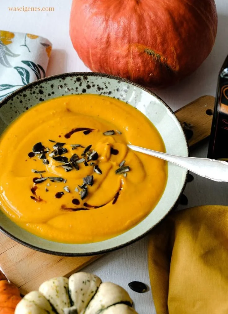 Kürbissuppe mit Kokosmilch und Karotten in einer Schüssel serviert