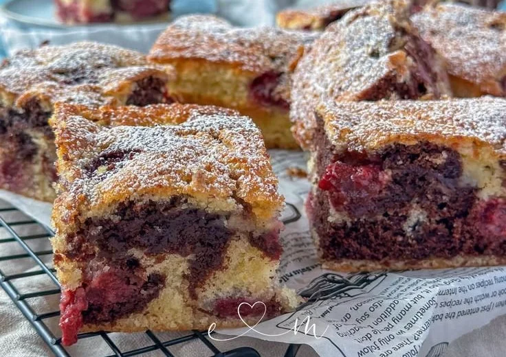 Saftiger Marmorkuchen mit Kirschen auf einem Teller