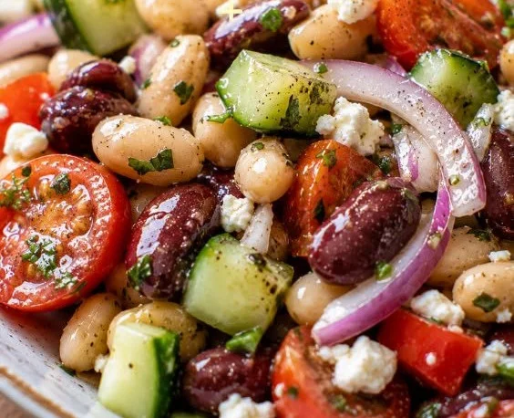 Ein bunter mediterraner Bohnensalat mit frischem Gemüse und Kräutern.