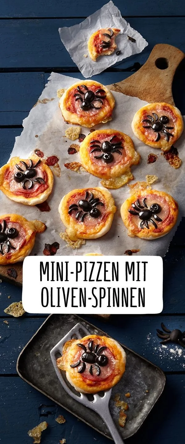 Mini-Spinnen-Pizza für Halloween mit dekorativen Spinnen aus Oliven.