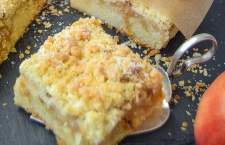 Omas Apfel Streuselkuchen vom Blech – saftiger Kuchen mit knusprigem Streuselbelag.